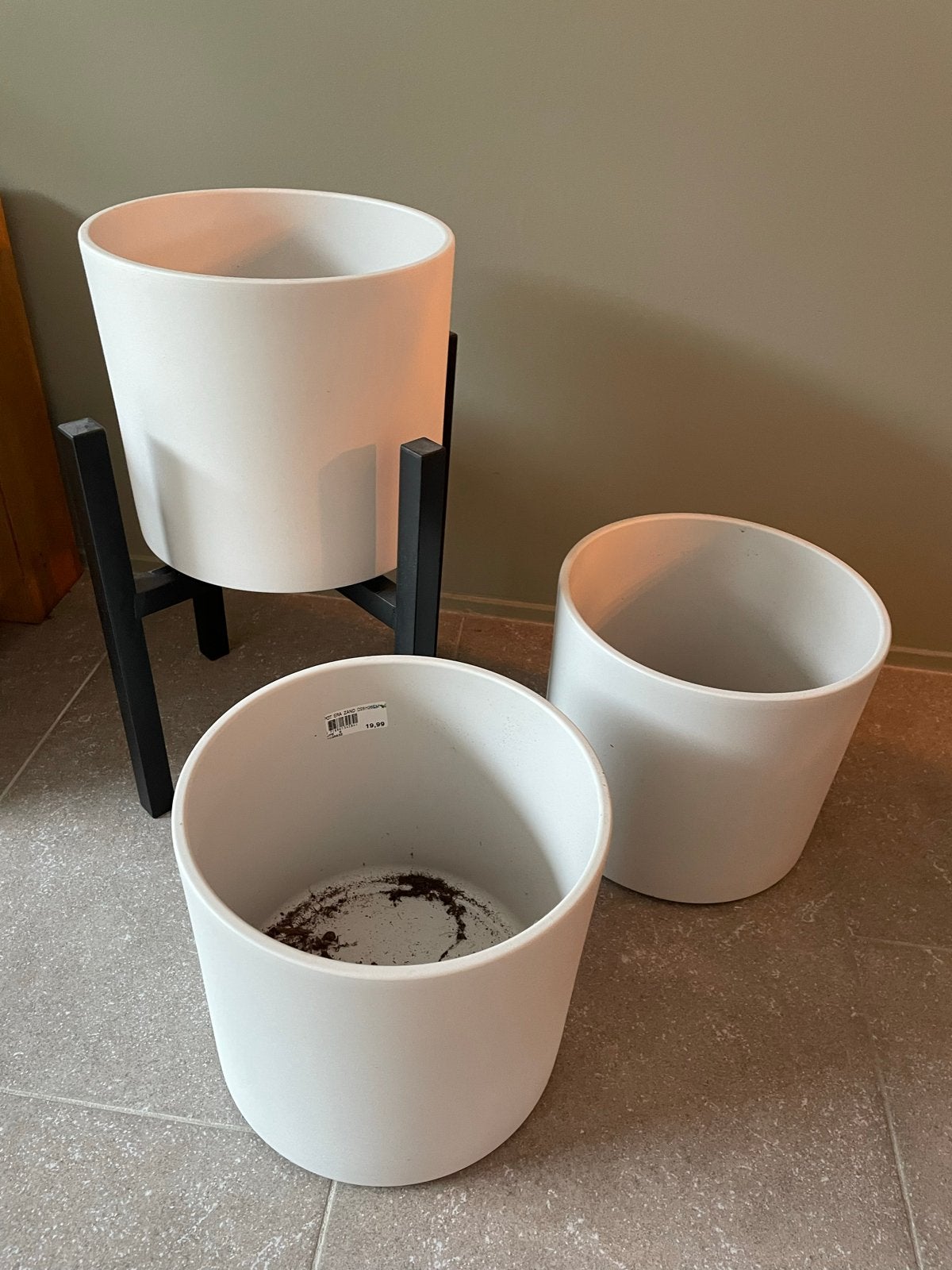 Set van 3 witte bloempotten, waarvan één met standaard, Tuin en Terras, Gebruikt, Rond, Binnen, Aardewerk