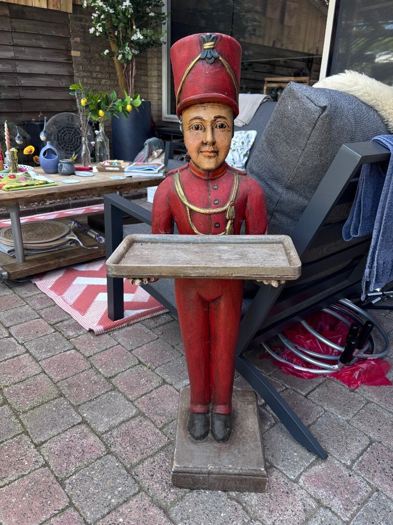 Houten butler, Ophalen