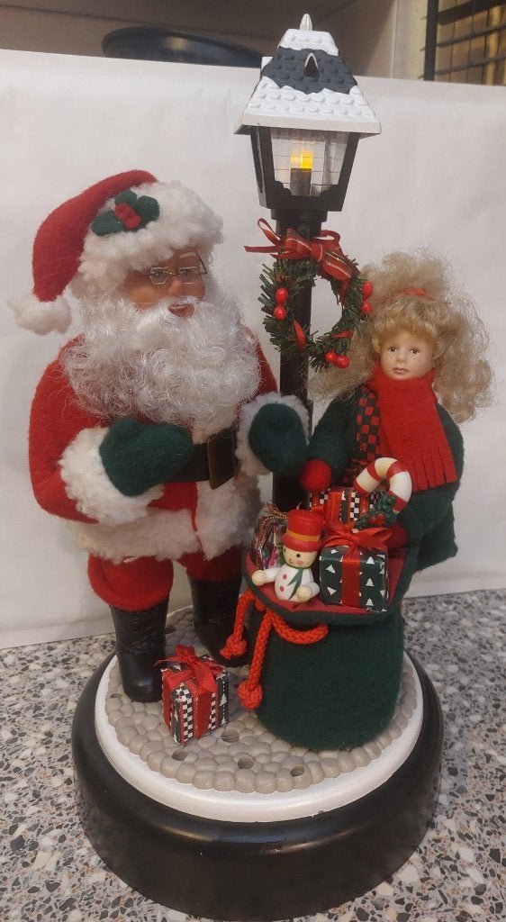 Kerstman Santa Holiday Creations Santa met meisje, kadootjes, Diversen, Kerst, Ophalen of Verzenden, Nieuw