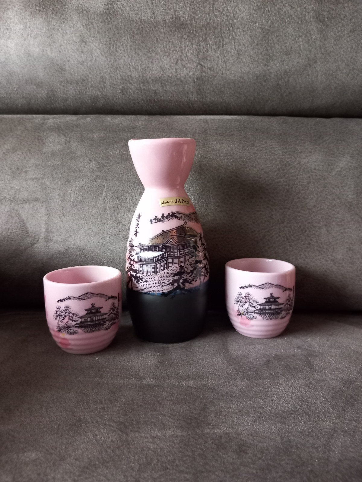 Gratis Roze Sake Set - Made in Japan, Huis en Inrichting, Keuken | Servies, Aziatisch, Overige merken, Keramiek, Overige typen