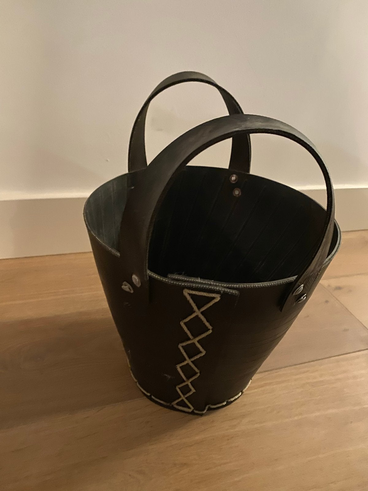 Unieke mand van gerecycled rubber met handvatten, Huis en Inrichting, Overige materialen, Ophalen of Verzenden, Industrieel, Gebruikt