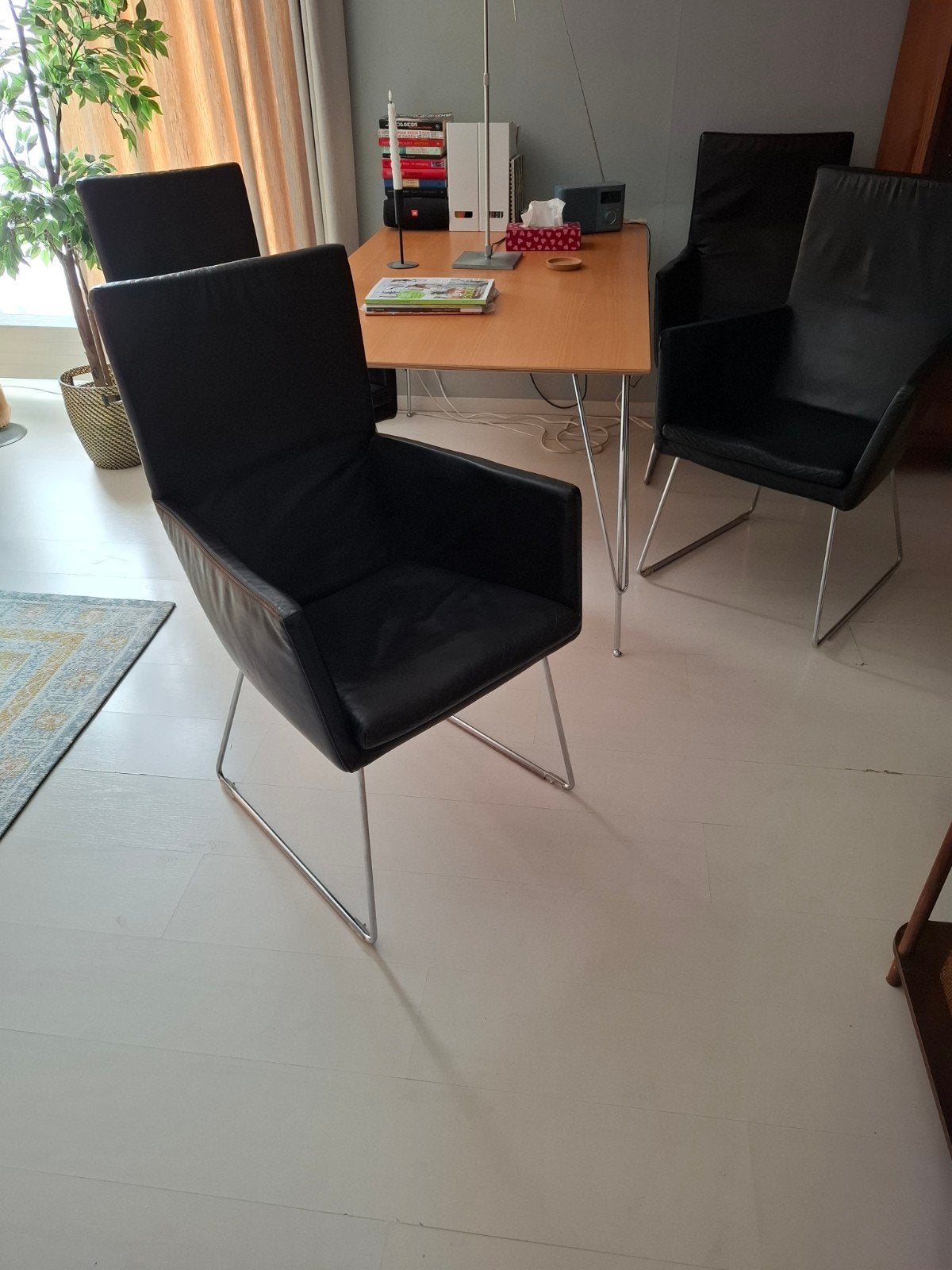Vier designstoelen Donna in zwart leer, Huis en Inrichting, Stoelen, Ophalen, Gebruikt, Zwart, Leer