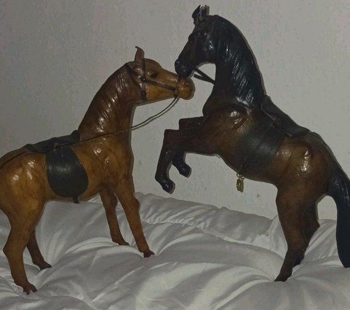 Paarden lederen, Ophalen of Verzenden, Zo goed als nieuw, Paard, Beeldje of Figuurtje