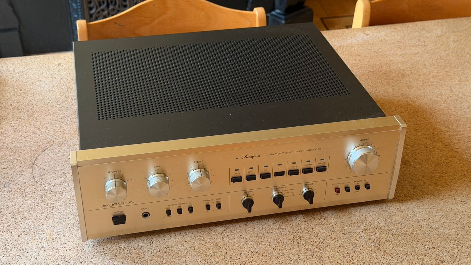 Accuphase E-205, Ophalen, Zo goed als nieuw, 120 watt of meer, Overige merken