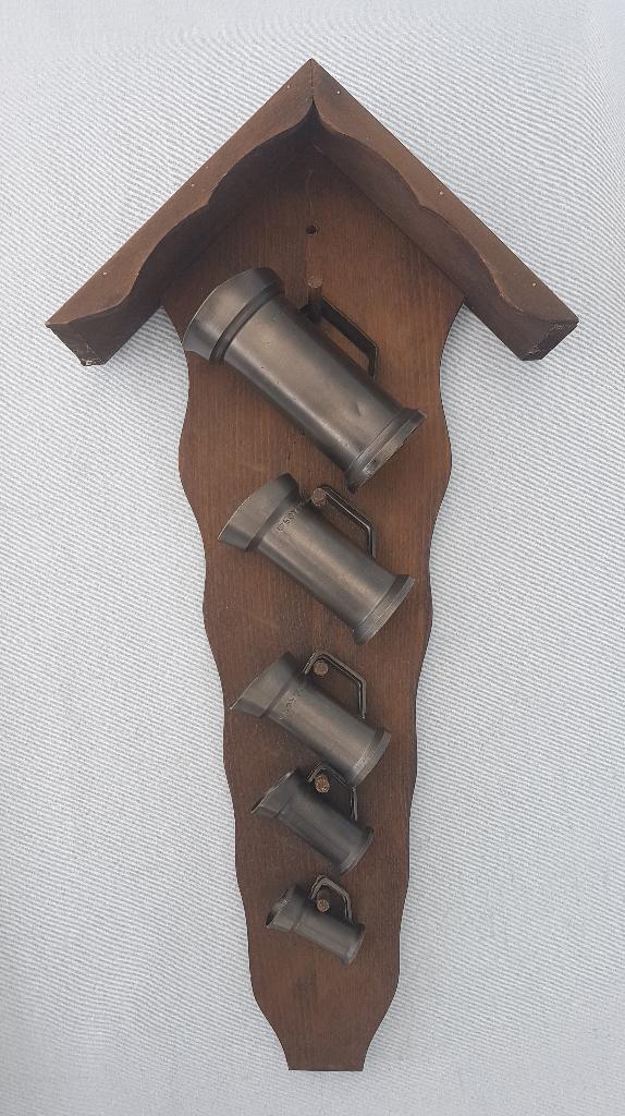 5 Tinnen kannen / maatbekers met ophangplank / wandrekje, Antiek en Kunst, Antiek | Tin, Ophalen of Verzenden