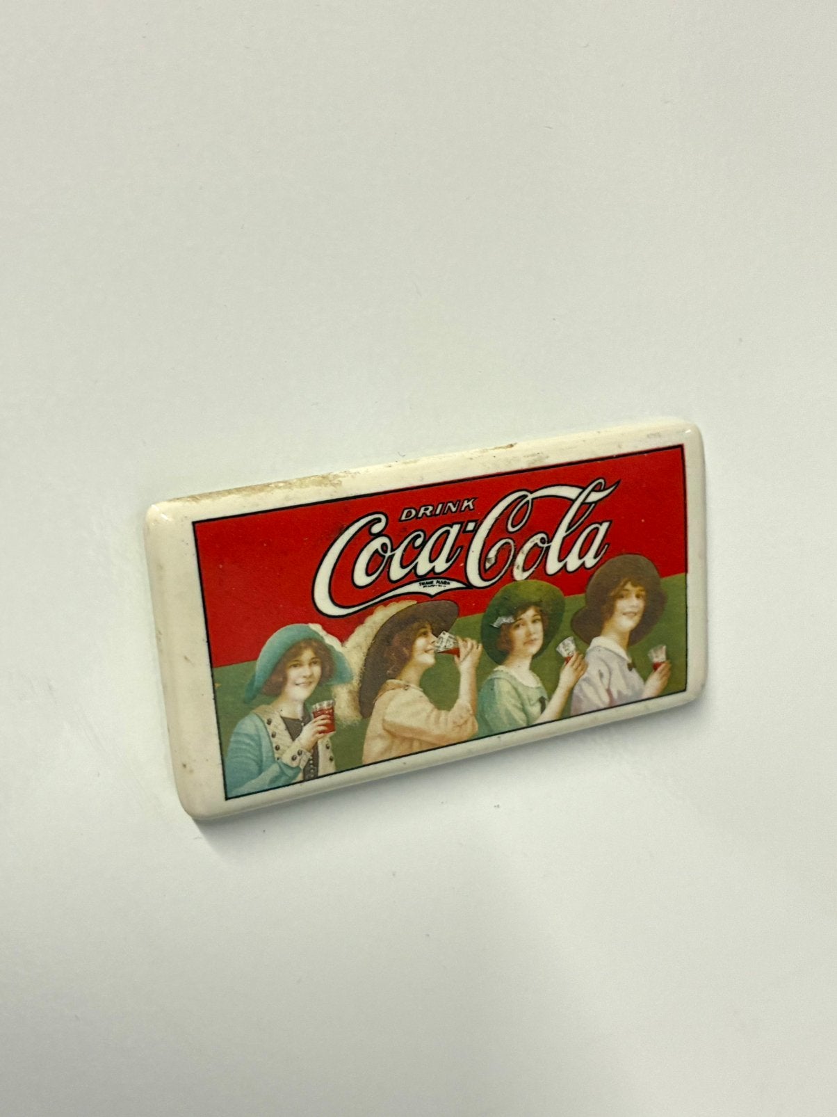 Prachtige porseleinen Coca Cola magneet, Ophalen of Verzenden, Zo goed als nieuw, Gebruiksvoorwerp