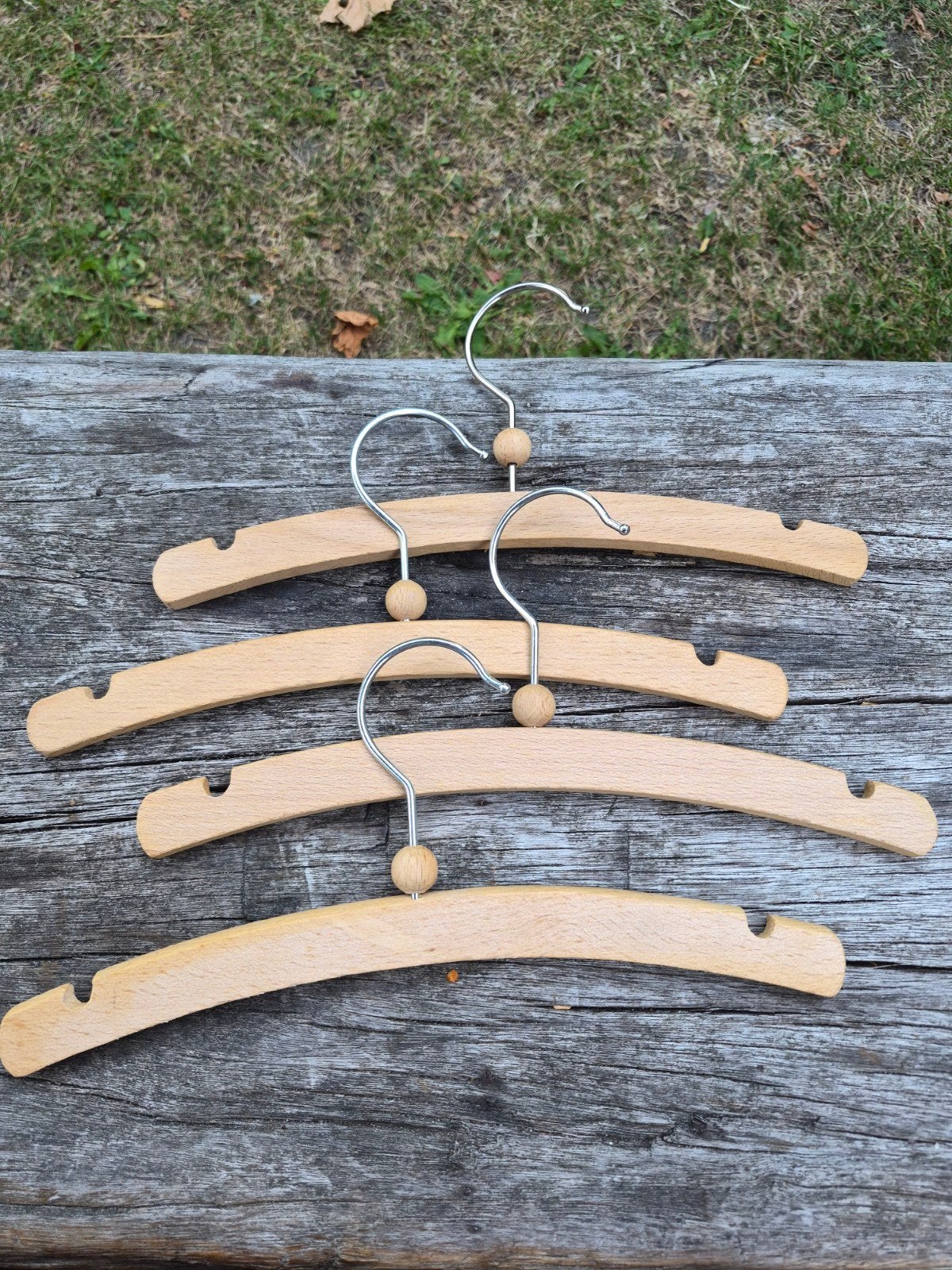 4 houten baby kledinghangers met kraal, Ophalen of Verzenden, Zo goed als nieuw