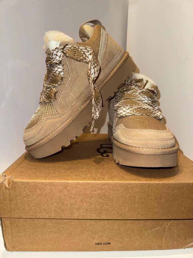 UGG Lowmel Sand maat 39 – nieuw in doos – beige, Verzenden, Beige, Nieuw, Sneakers of Gympen