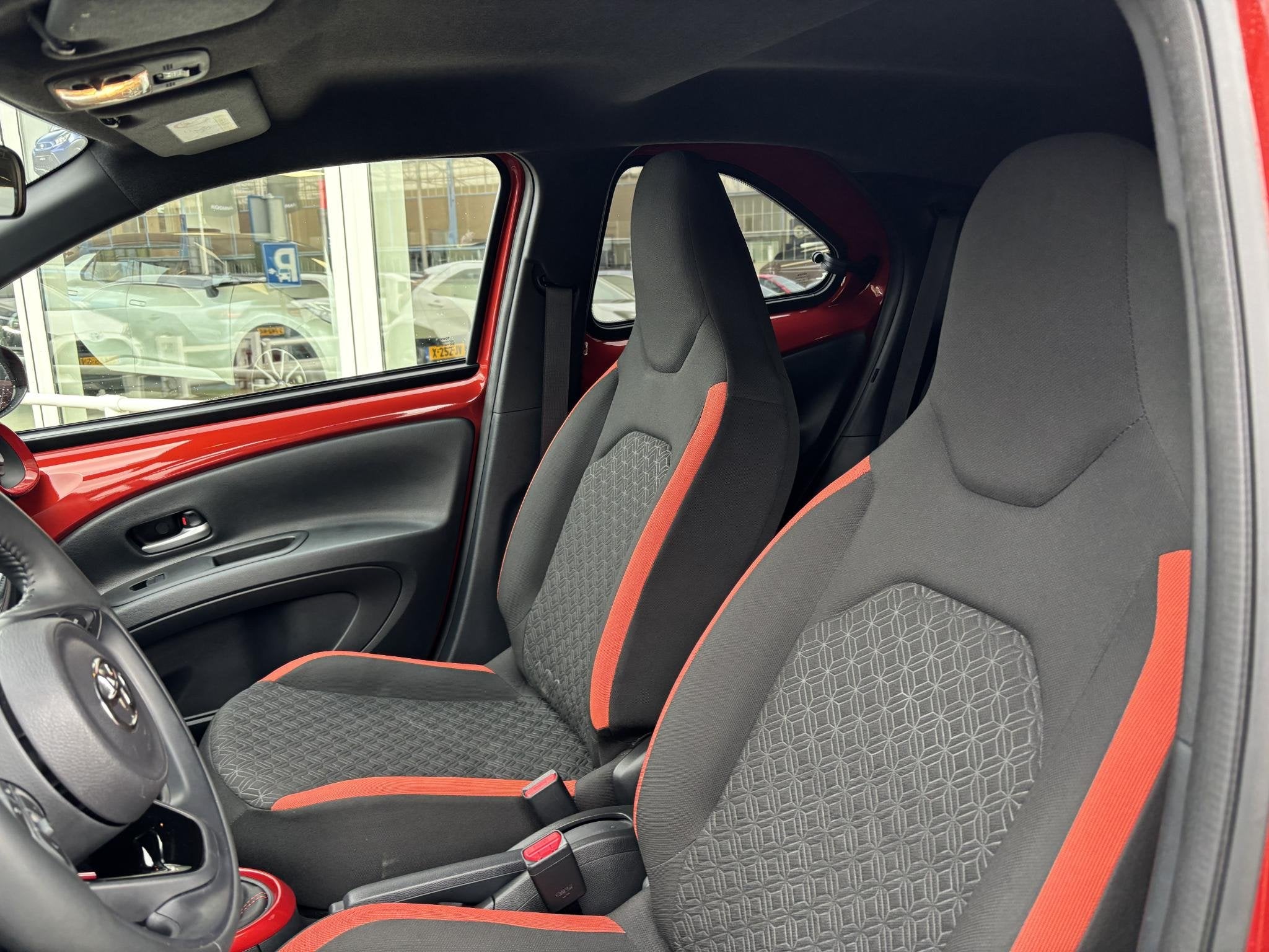 Toyota Aygo X 1.0 VVT-i MT Pulse APPLE CARPLAY/ ANDROID AUTO, Auto's, Stof, Gebruikt, Euro 6, 4 stoelen