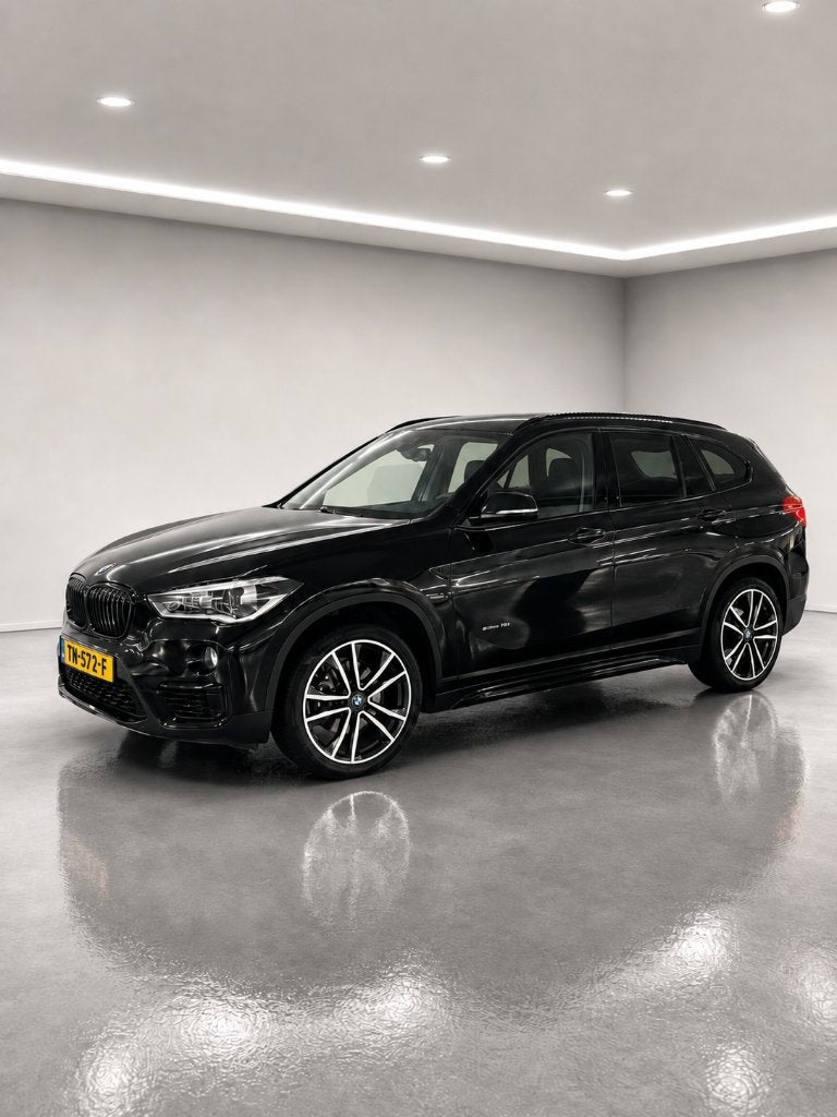 BMW X1 sDrive18i Panorama/Carplay/Trekhaak, Zwart, USB, Leder en Stof, Zwart