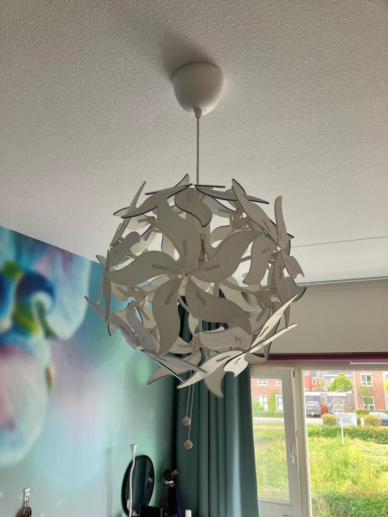 Mooie lamp, met bloemblaadjes in wit vilt, Ophalen, Gebruikt