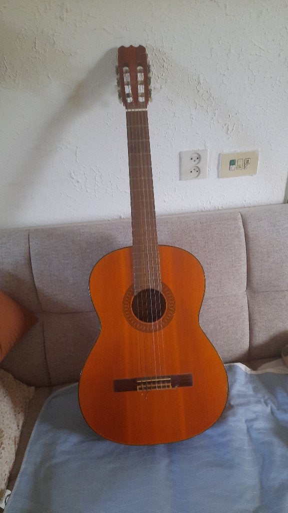Gitaar op standaard, Ophalen, Zo goed als nieuw, Klassieke of Spaanse gitaar