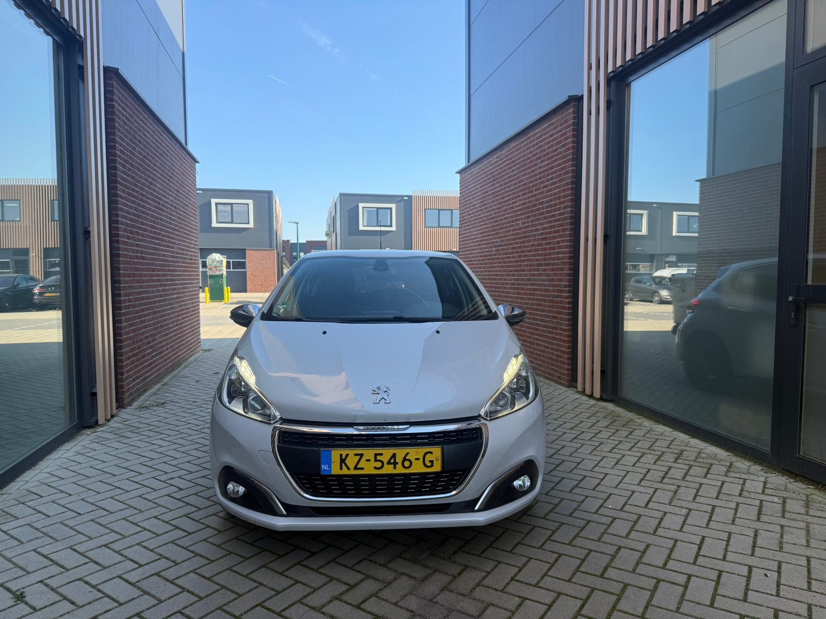Peugeot 208 1.6 HDI 73KW 5-D 2017 Wit, Auto's, Voorwielaandrijving, 4 cilinders, Wit, Origineel Nederlands