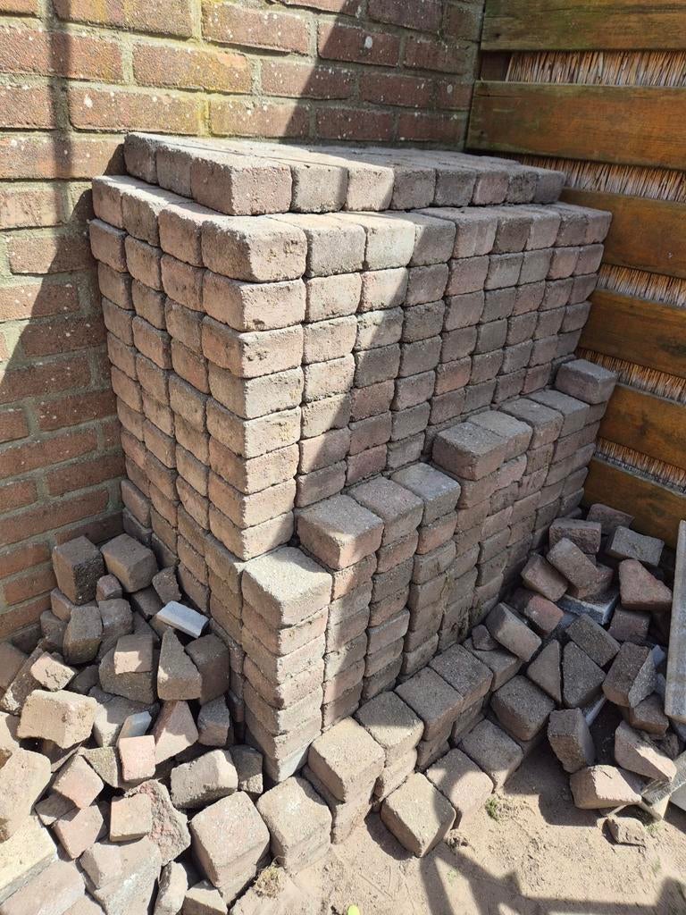 Gratis stenen klinkers en paaltjes vorm, Tuin en Terras, Tegels en Klinkers, Ophalen, Gebruikt, Beton, Klinkers