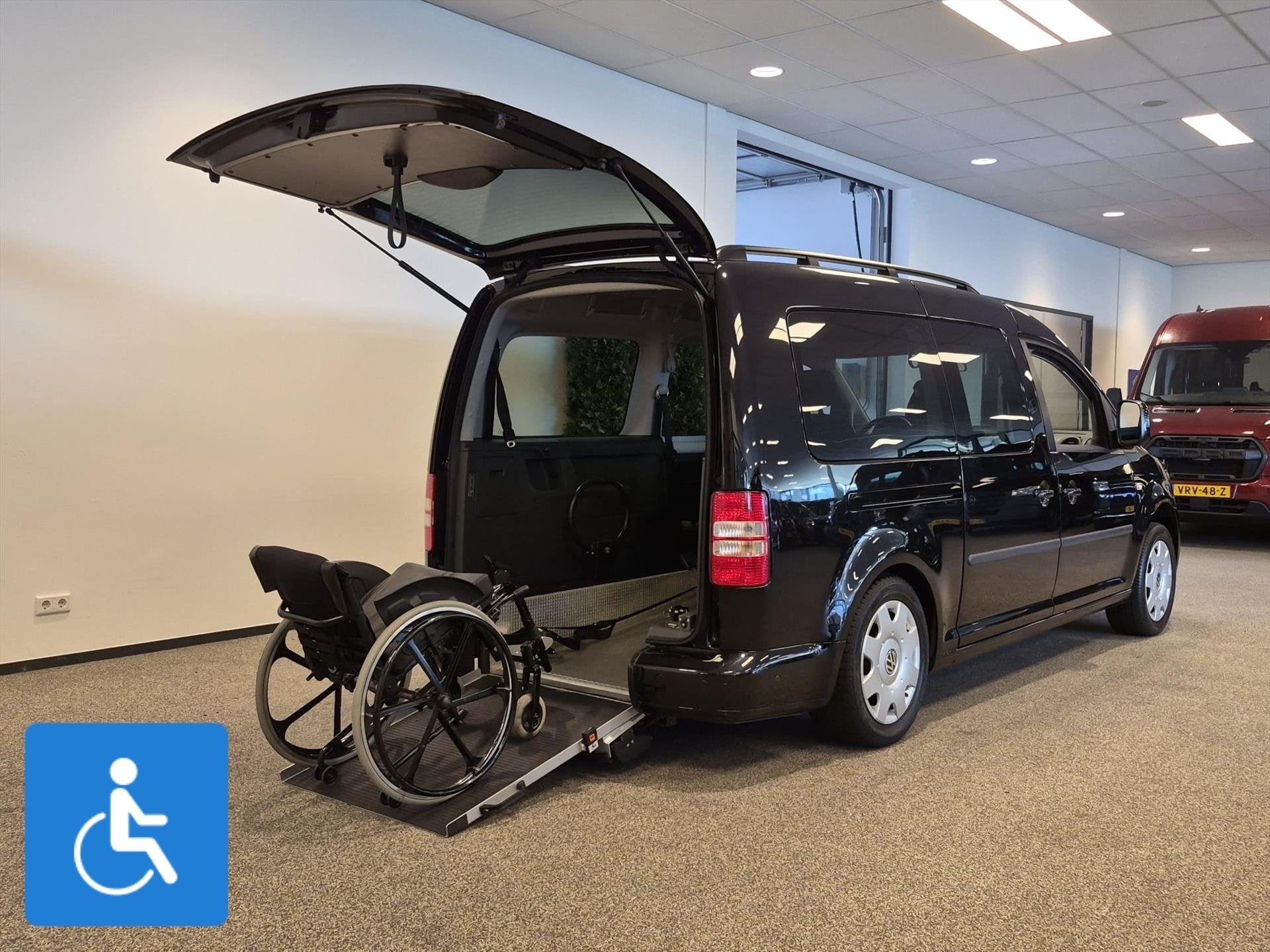 Volkswagen Caddy Maxi Rolstoelauto 5+1, 12 maanden, Zwart, 1198 cc, Zwart
