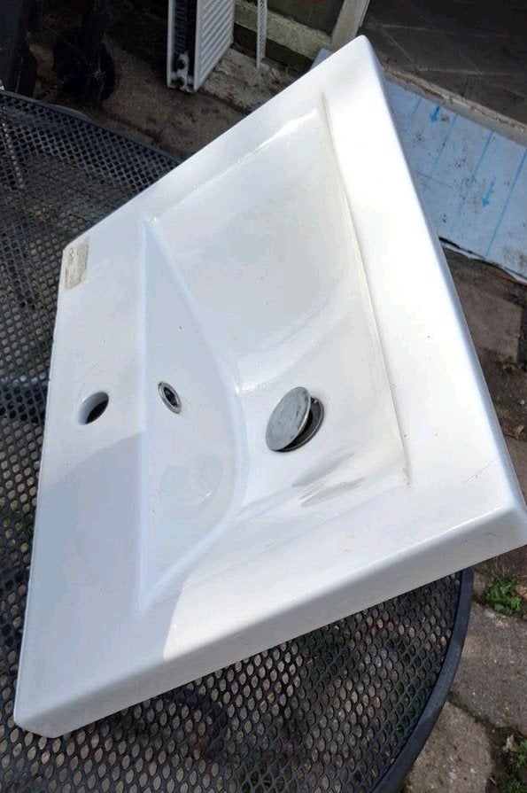Witte wastafel met kraangat en afvoerplug. kort gebruikt, Doe-het-zelf en Verbouw, Ophalen of Verzenden, Gebruikt, Wastafel