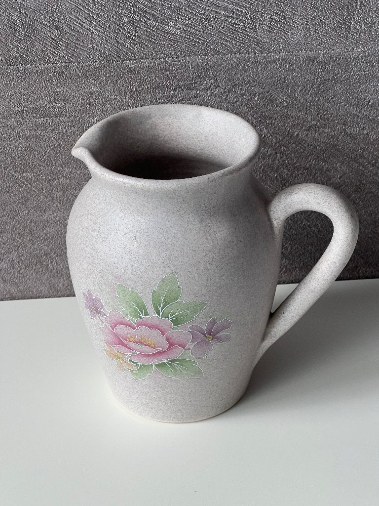 Kruik , vaas met bloemmotief lichtgrijs gespikkeld, Huis en Inrichting, Woonaccessoires | Vazen, Met handvat, Ophalen of Verzenden