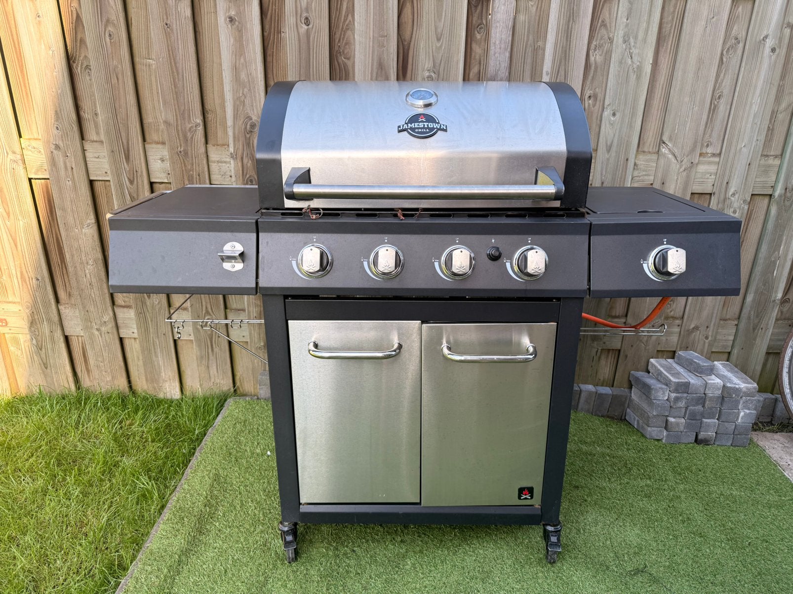 Jamestown gasbarbecue (4-pits) + zijbrander, Ophalen, Zo goed als nieuw
