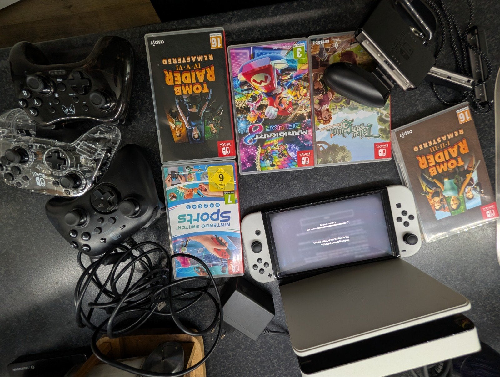 Foto 2 van Nintendo Switch OLED + 5 Fysieke Games (Mario Kart 8, Switch