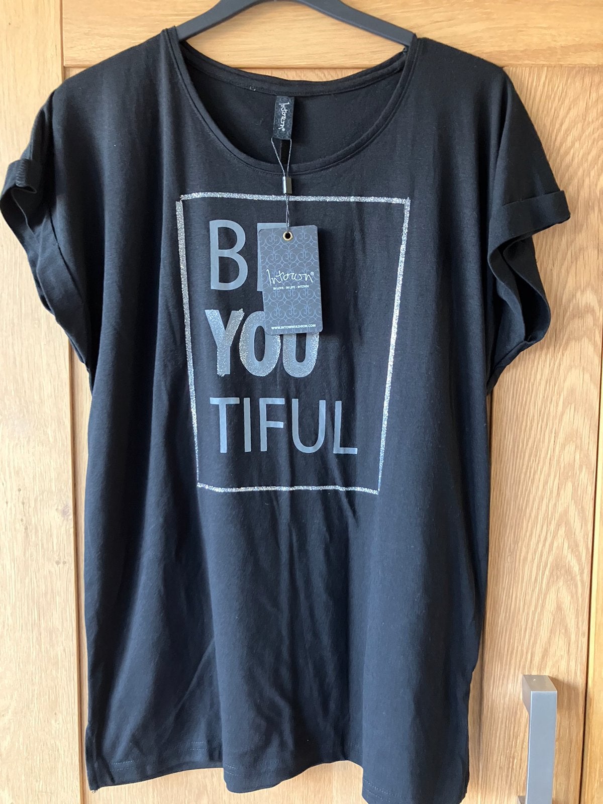 Nieuw=zwart t shirt zilverkleur tekst=Intown fashion=L, Zwart, Maat 42/44 (L), Nieuw, Ophalen of Verzenden
