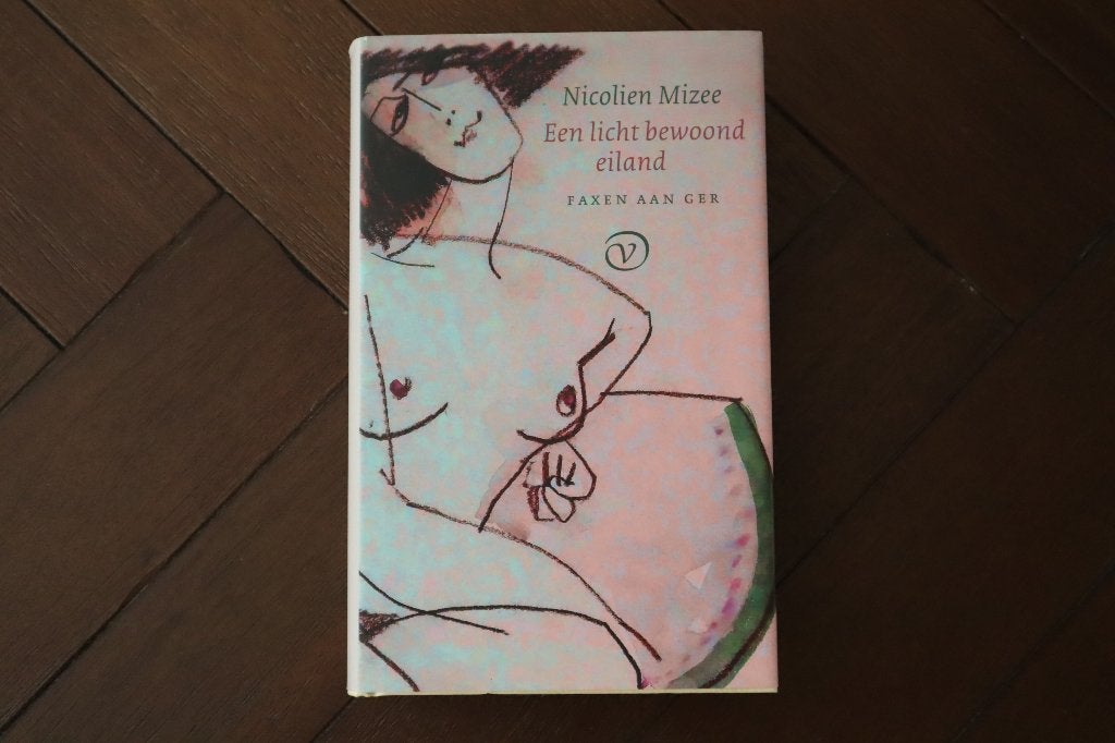Een licht bewoond eiland - Faxen aan Ger (Nicolien Mizee), Nicolien Mizee, Ophalen of Verzenden, Zo goed als nieuw, Nederland