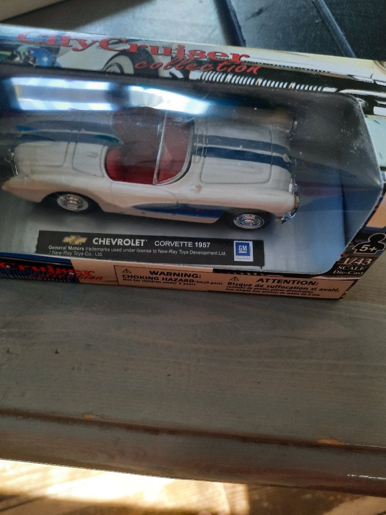 Chevrolet Corvette 1957 schaalmodel - Nieuw in doos, Overige merken, 1:50 of kleiner, Auto, Nieuw