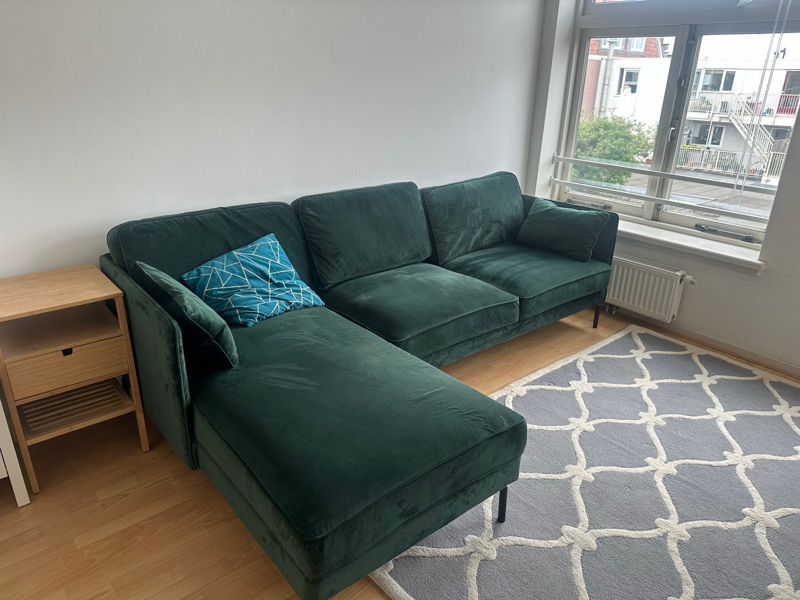 Groene velours hoekbank - 245 x 150/80 cm, Huis en Inrichting, Banken | Bankstellen, Ophalen, 125 tot 150 cm, Hoekbank, Zo goed als nieuw