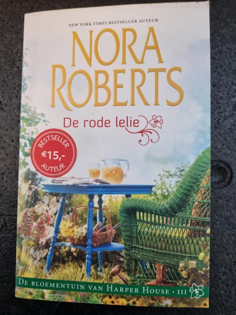 Nora Roberts - De Rode Lelie (Harper House III), Ophalen of Verzenden, Zo goed als nieuw, Nora Roberts, Nederland