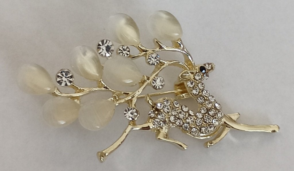 Hert broche, Sieraden, Tassen en Uiterlijk, Broches, Nieuw, Overige materialen, Overige kleuren, 4 tot 7 cm, Met strass, Ophalen of Verzenden