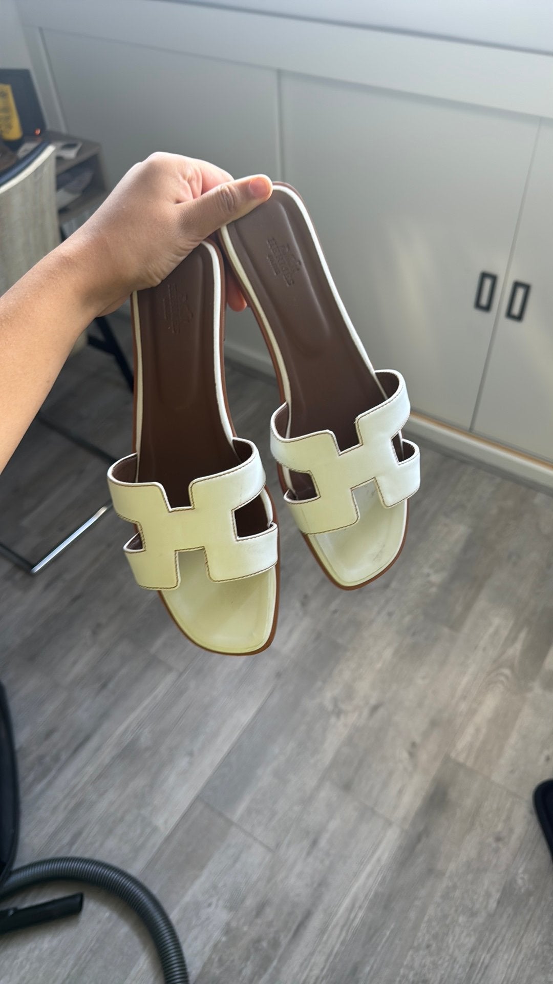 H slippers, Ophalen of Verzenden, Zo goed als nieuw, Wit