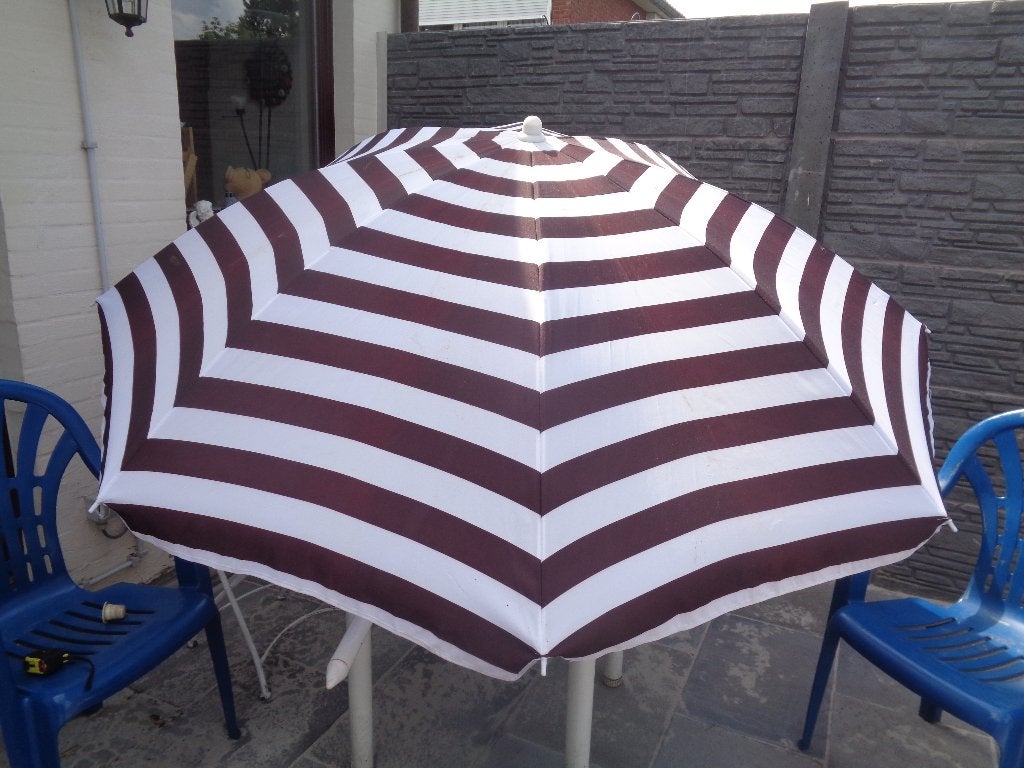 Parasol wit-bruin gestreept dia 150 cm, Tuin en Terras, Parasols, Ophalen, Kantelbaar, Zo goed als nieuw, 1 tot 2 meter