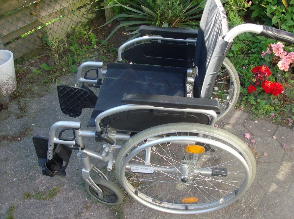 rolstoel met wc ingoede staat wienig gebruikt merk b+b, Ophalen, Inklapbaar, Zo goed als nieuw, Handbewogen rolstoel