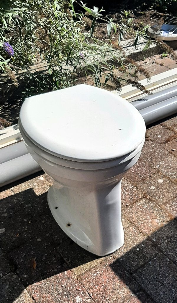 GRATIS, oude witte WC pot, staand, Ophalen, Gebruikt, Toilet