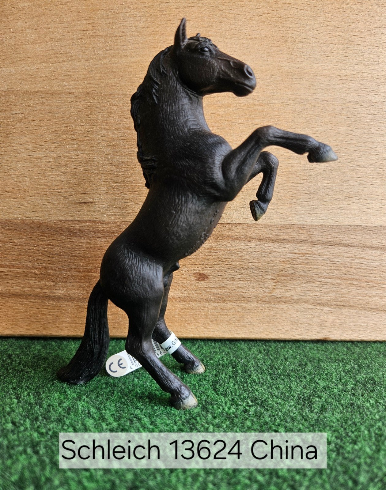 Schleich 13624 steigerende zwarte Mustang met vaantje 2007, Ophalen of Verzenden, Zo goed als nieuw, Paard, Beeldje of Figuurtje