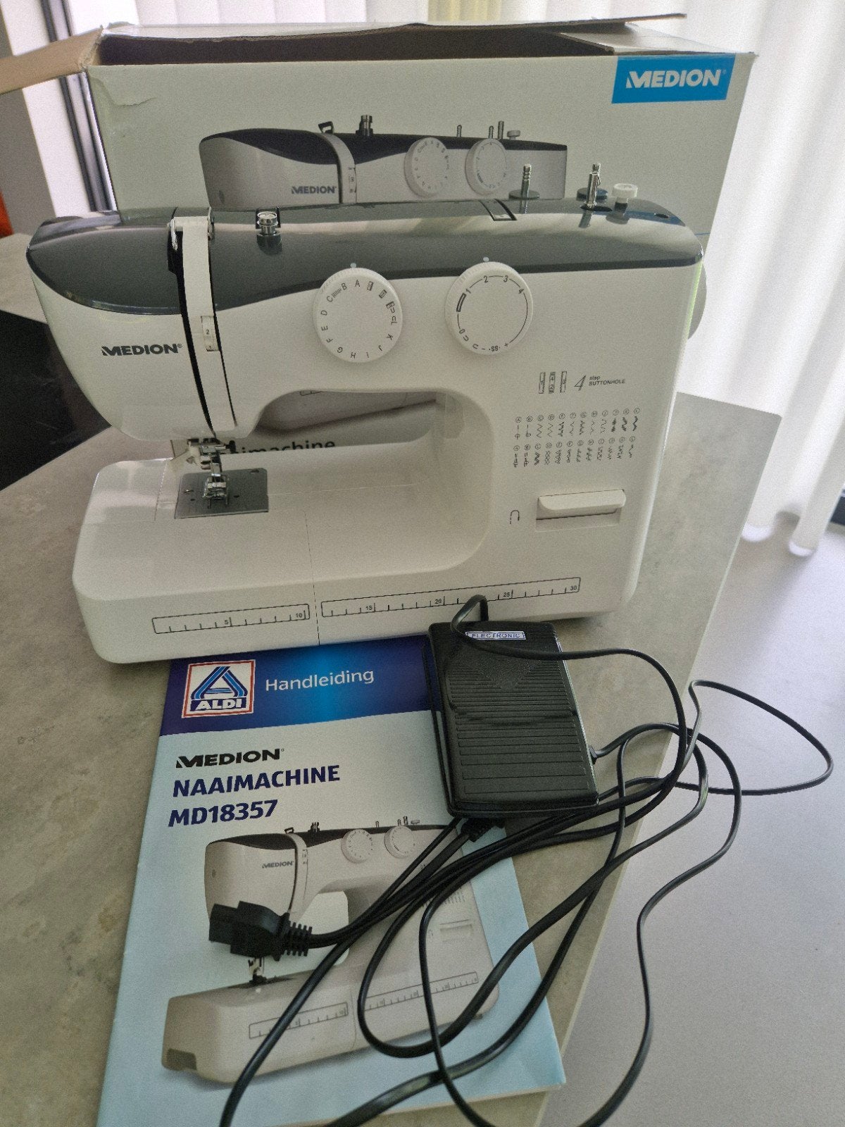 Medion Naaimachine MD18357 - Zo goed als nieuw, Ophalen of Verzenden, Zo goed als nieuw, Naaimachine, Overige merken
