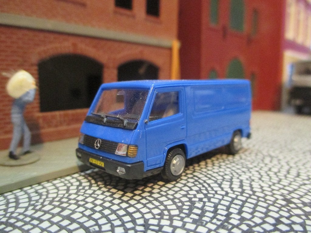 Mercedes Benz MB 100 - Herpa blauw met NL kentekenplaten, Ophalen of Verzenden, Gebruikt, Bus of Vrachtwagen, Herpa