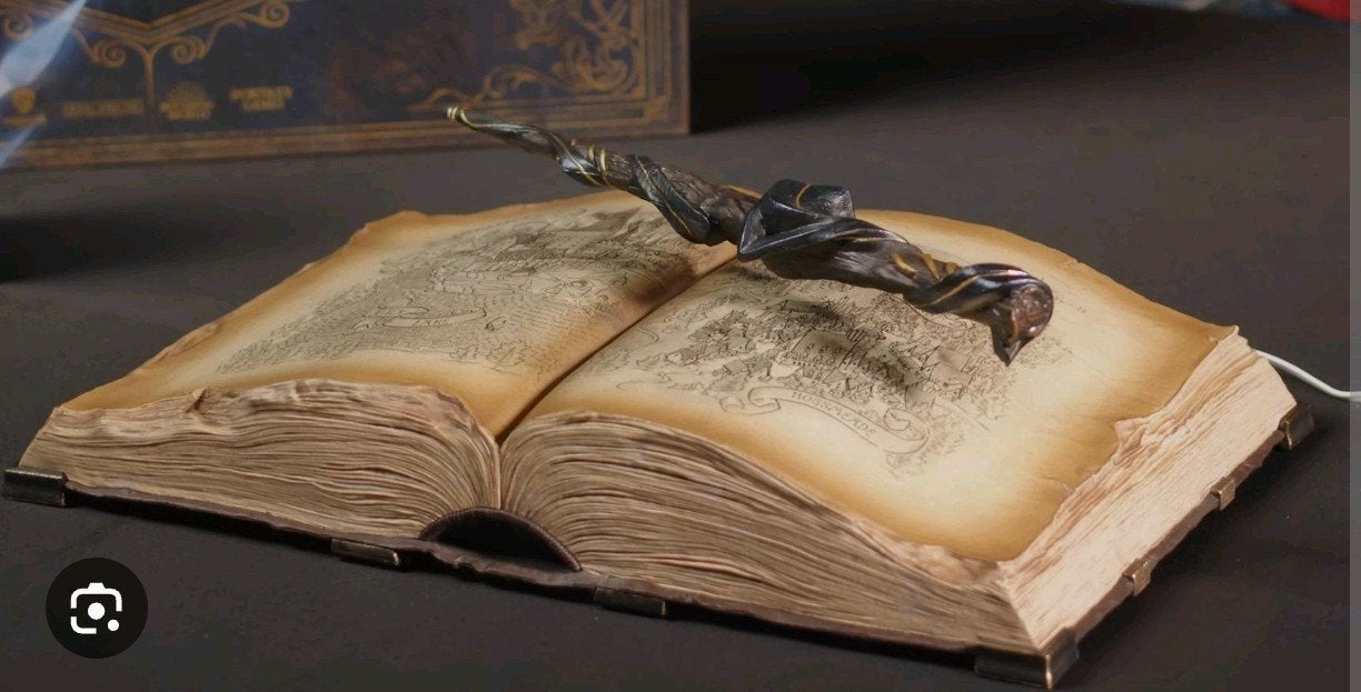 Hogwarts Legacy Floating Wand & Book - Collectors Edition, Ophalen of Verzenden, Nieuw, Replica