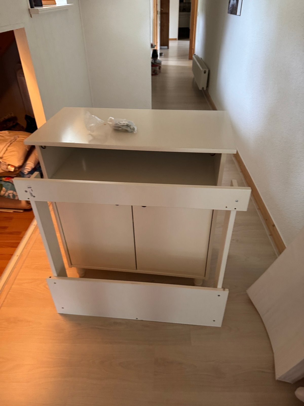 Witte commode met opstaande rand en kastruimte, Kinderen en Baby's, Kinderkamer | Commodes en Kasten, Ophalen, Gebruikt, 75 tot 100 cm