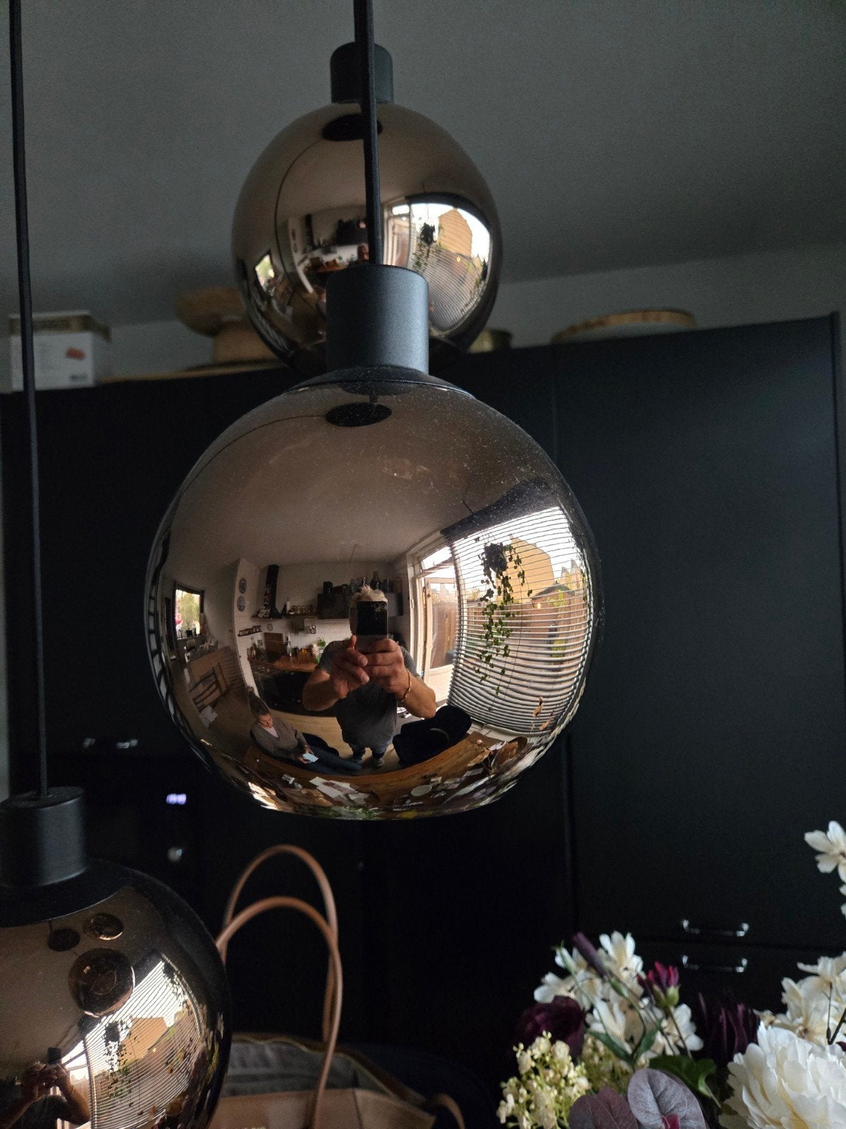 Moderne hanglamp met 3 amberkleurige glazen bollen, Huis en Inrichting, Ophalen, Modern, Industrieel, Sfeervol, E27 (groot), Zo goed als nieuw