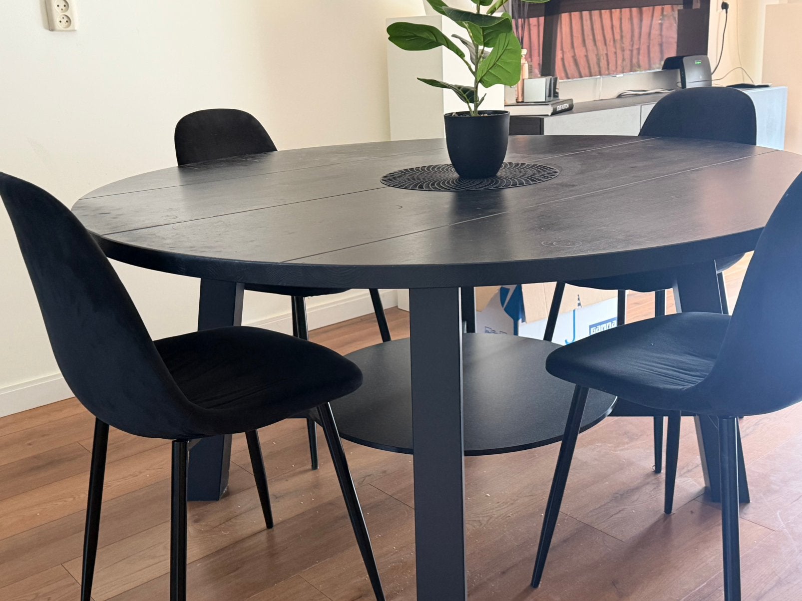 Complete zwarte eettafel + 4 stoelen – modern & stijlvol, Ophalen, Gebruikt, Rond, 200 cm of meer