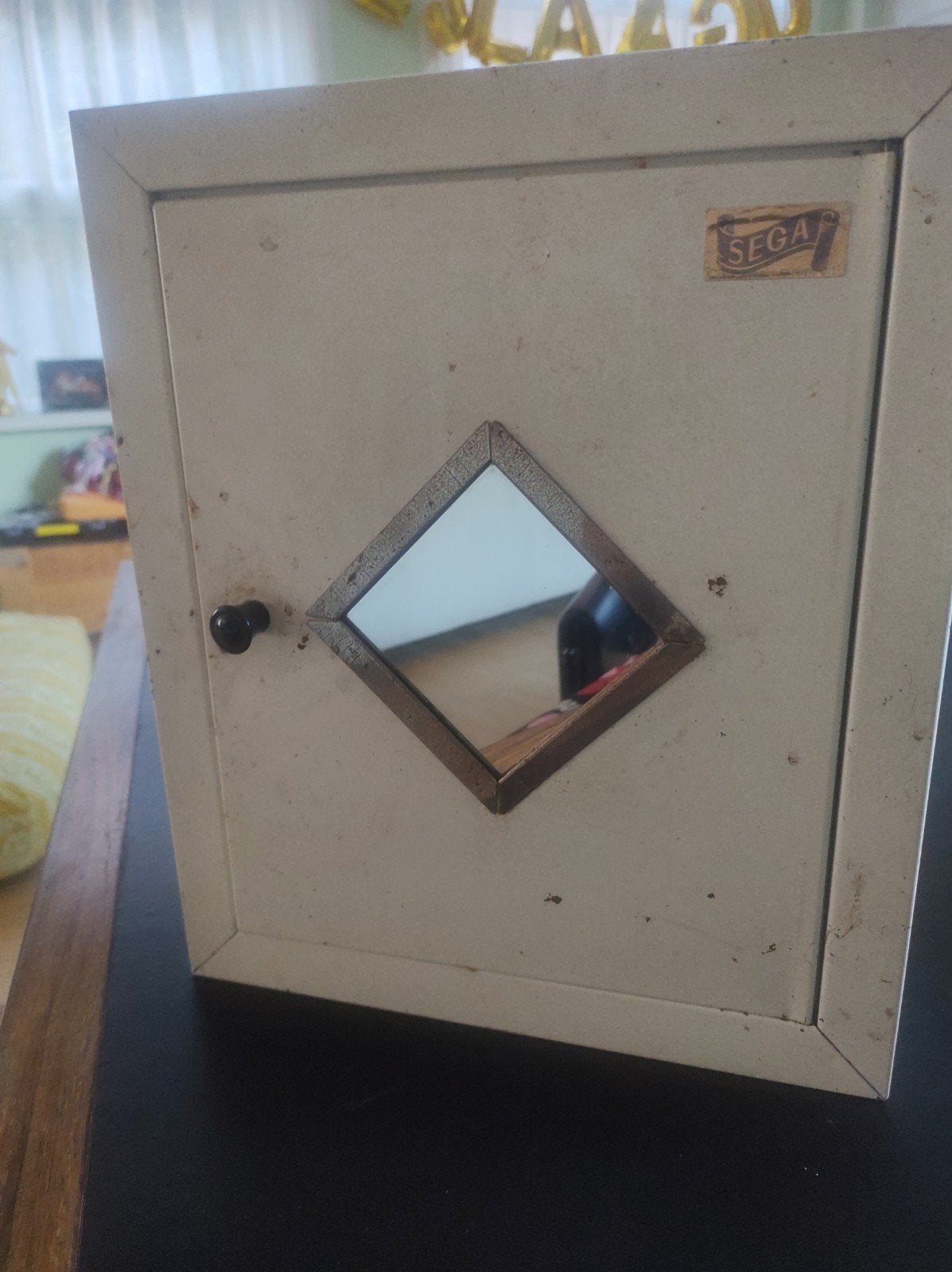 Vintage medicijnkastje, Ophalen