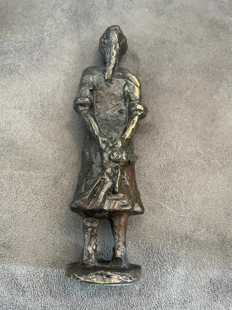 Massief bronzen beeldje (meisje met pop), Ophalen of Verzenden, Brons