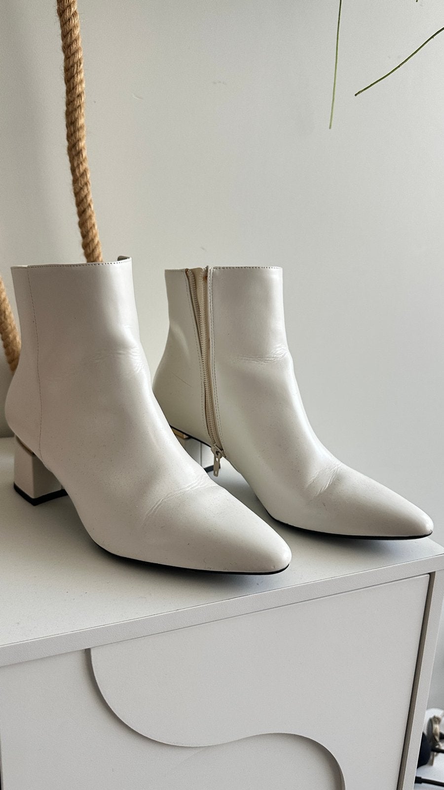 Charles & Keith witte enkellaarzen maat 39, Verzenden, Gedragen, Wit, Lage of Enkellaarzen