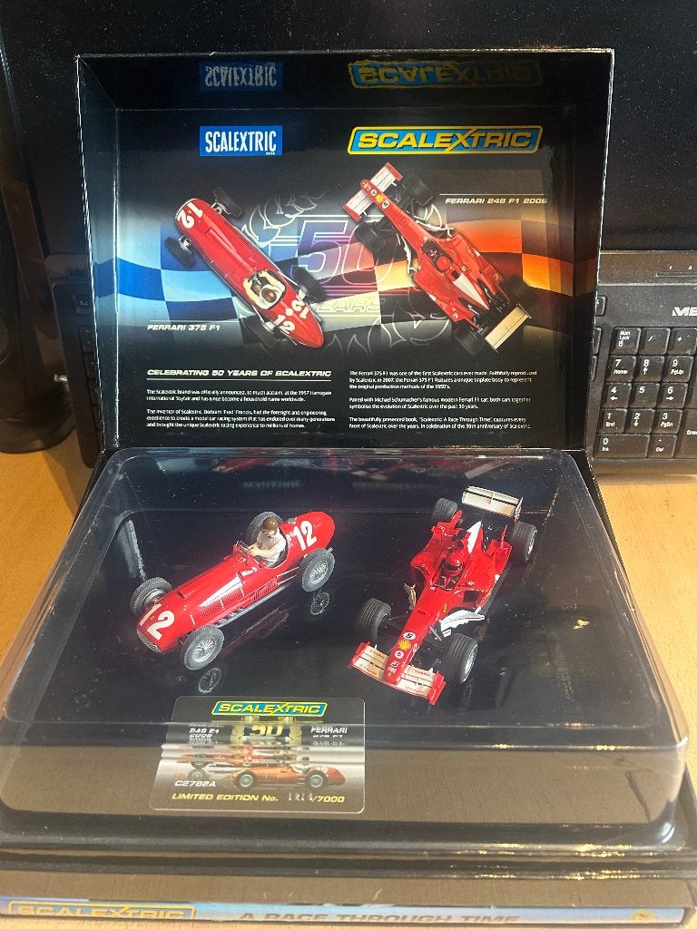 Slotcar set : Scalextric C2782A 50 jaar A Race Through Time, Kinderen en Baby's, Speelgoed | Racebanen, Ophalen of Verzenden, Zo goed als nieuw