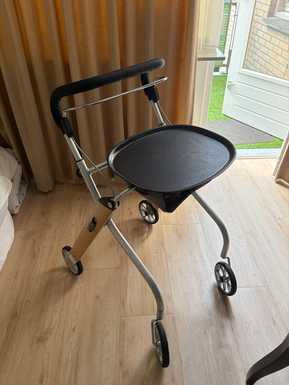 Rollator voor in huis - TrustCare, met dienblad, Ophalen, Lichtgewicht, Gebruikt