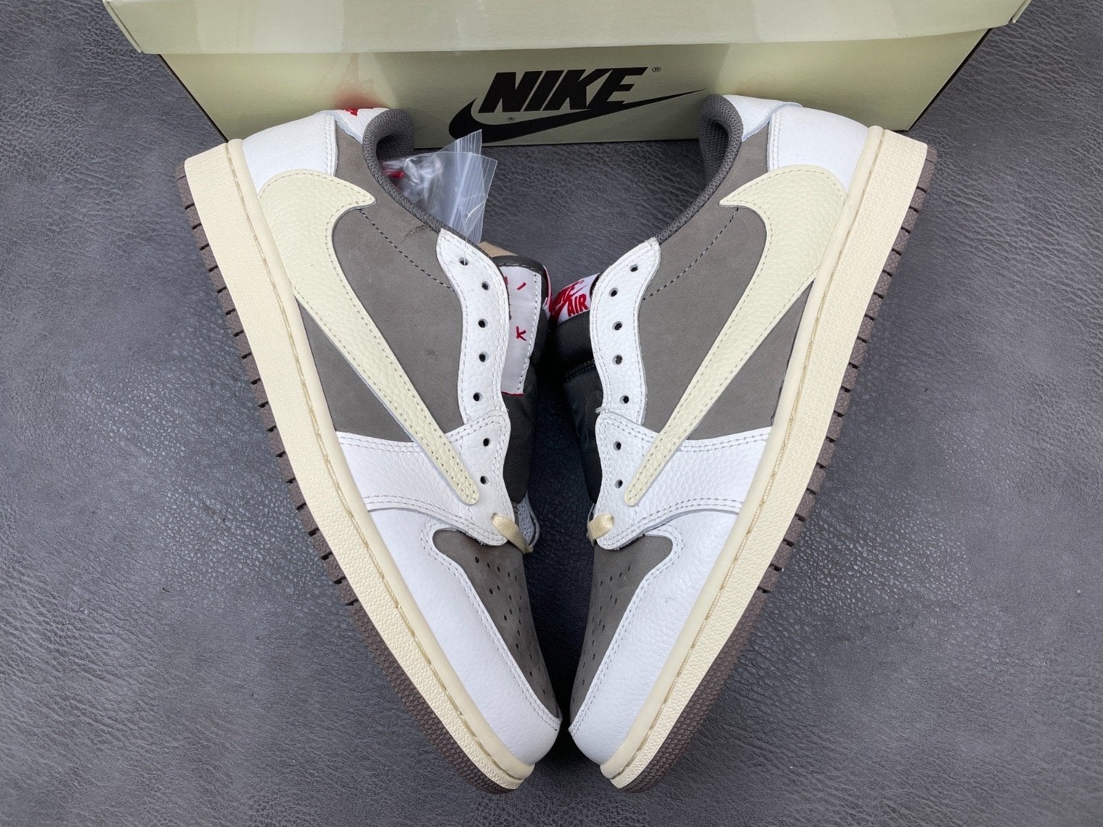 Travis Scott x Air Jordan 1  ‘Reverse Mocha’, Ophalen of Verzenden, Nieuw, Bruin, Sneakers of Gympen
