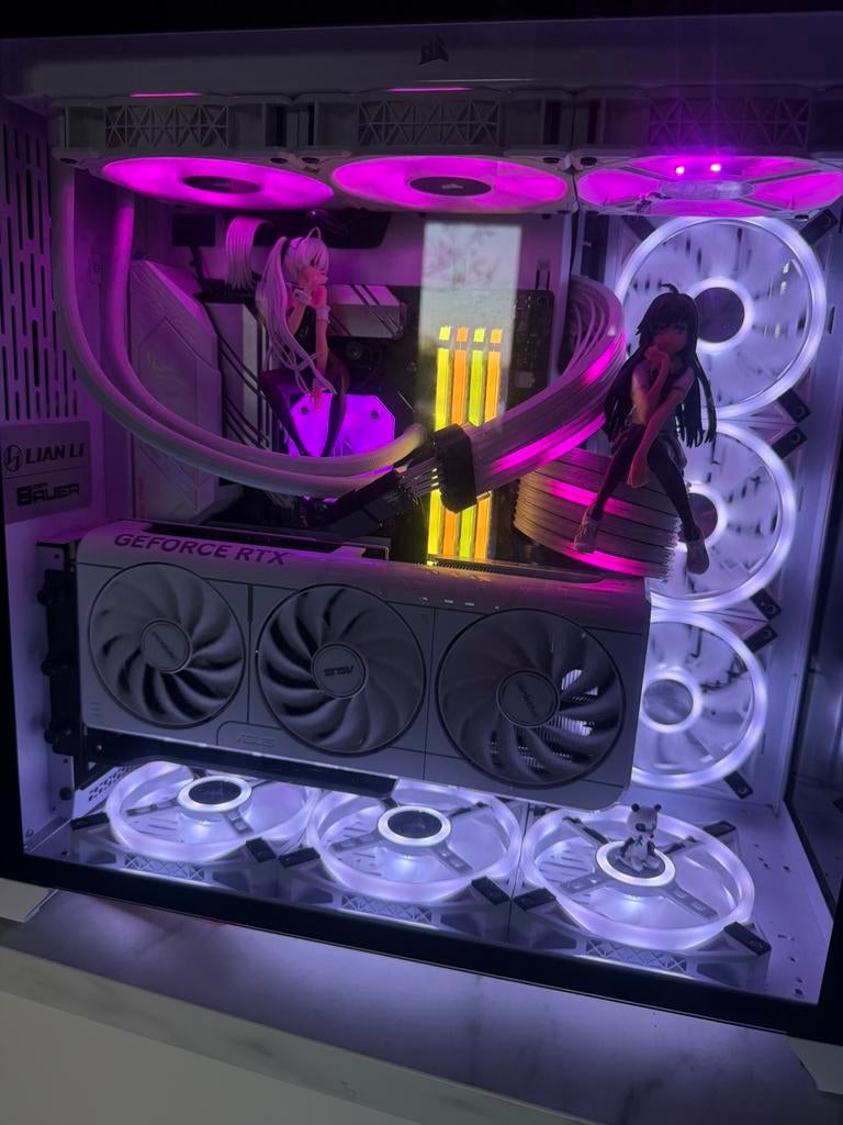 Complete High-End Gaming Setup met RTX 5070 en 3 Monitoren, Spelcomputers en Games, 1 speler, Ophalen, Zo goed als nieuw, Vanaf 12 jaar