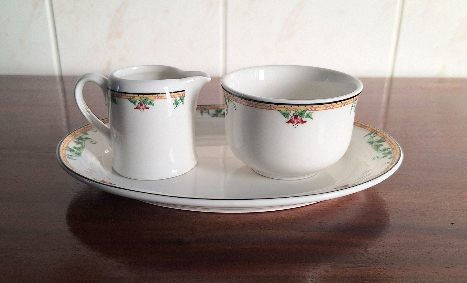 Villeroy & Boch porseleinen Roomstel met schotel Adriana., Ophalen of Verzenden, Zo goed als nieuw, Overige stijlen, Porselein