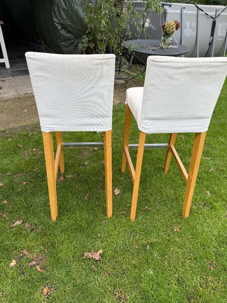 Set van 2 houten barkrukken met witte hoezen, Ophalen, Gebruikt, Met voetsteun, 60 tot 90 cm