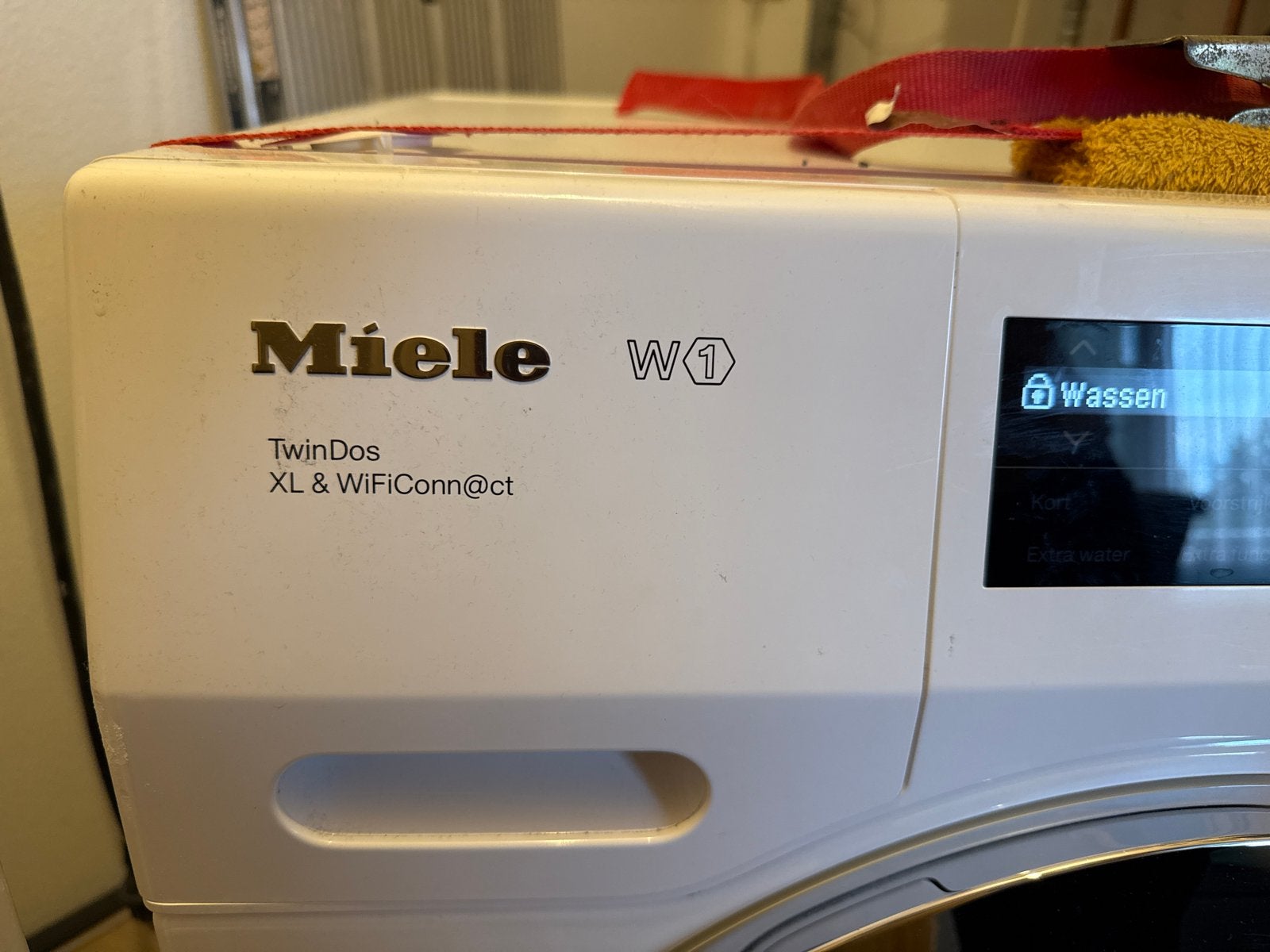 Foto 3 van Miele W1 Wasmachine - Werkt perfect, bovenklep los